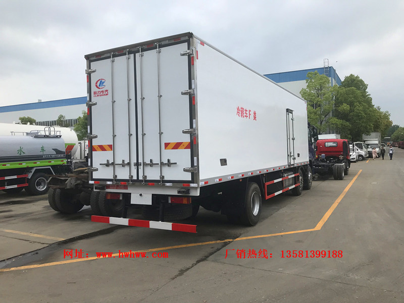 （厢长8.6米）柳汽乘龙小三轴冷藏车