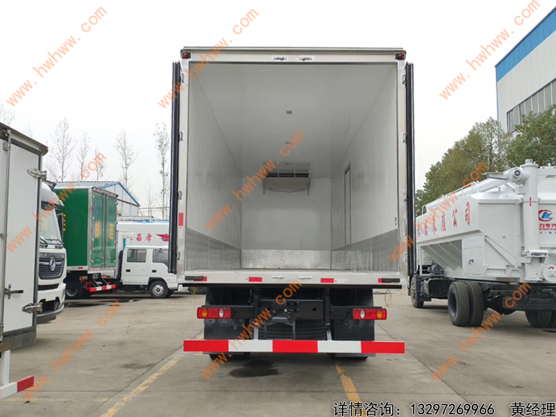 （厢长8.6米）东风天龙小三轴冷藏车